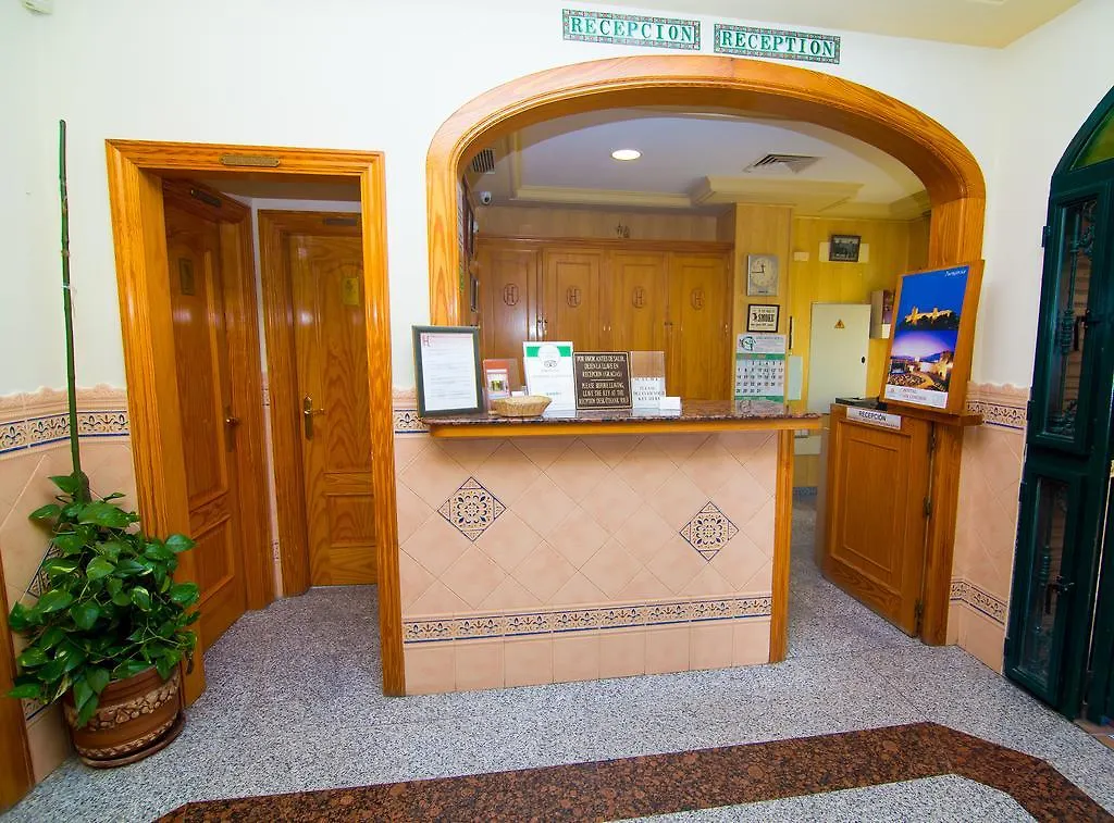 Hostal Los Corchos Fuengirola 2*,